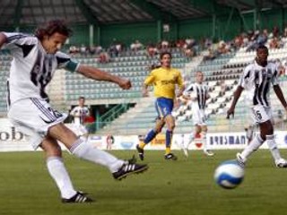 Petržalčania sa budú v Aténach najviac spoliehať na výkon svojho kapitána Jána Kozáka, ktorý v poslednom kole Cogoň ligy strelil Dubnici dva góly