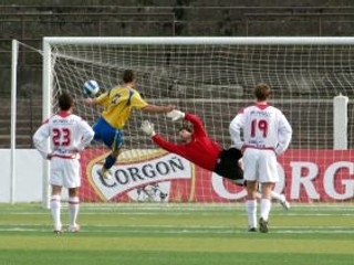 Brankár AS Roman Hodál (druhý sprava) dostáva druhý gól z pokutového kopu. Do štvrťfinále SLovenského pohára sa tak pozrie košický tím.