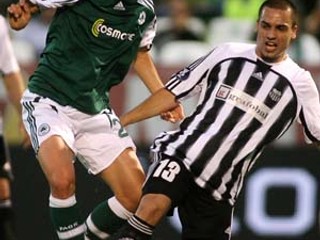 Futbalisti Panathinaikosu sa tešia po druhom góle Papadopoulosa v sieti Artmedie. V odvetnom zápase 1. kola hlavnej súťaže Pohára UEFA vyhral grécky tím nad slovenským 3:0 (2:0). Panathinaikos postupuje s celkovým skóre 5:1.