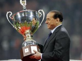 Majiteľ AC Milána (na snímke s trofejou pre víťaza Ligy Majstrov) prejavil záujem o brazílsku hviezdu Barcelony Ronaldhina