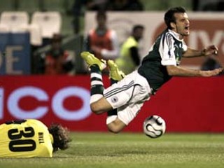 Knokaut pre Artmediu v 73. min. Po tomto zákroku brankára Miroslava Hýlla, ktorý čisto vypichol loptu Anthonymu Šeričovi, nariadil belgický rozhodca Gumienny druhú penaltu. Tú Papadopoulos premenil na tretí gól Panathinaikosu a bolo rozhodnuté. Zo zápasu