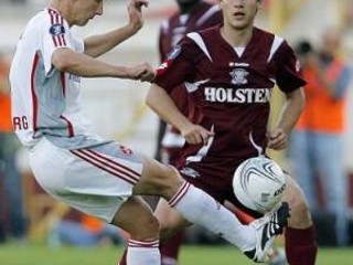 Slovenský hráč Norimbergu Marek Mintál (vľavo) kontroluje loptu pred hráčom Rapidu Bukurešť Cristianom Sapunarom (vpravo) v zápase Pohára UEFA v Bukurešti 4.októbra 2007.