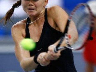 Daniela Hantuchová odvracia úder Jeleny Dementievovej v 2. kole turnaja v nemeckom Stuttgarte