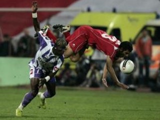 Fode Mansare bojuje o loptu s Nikolom Vujadinovičom v odvetnom zápase Pohára UEFA medzi bulharským CSKA Sofia a francúzskym Toulouse