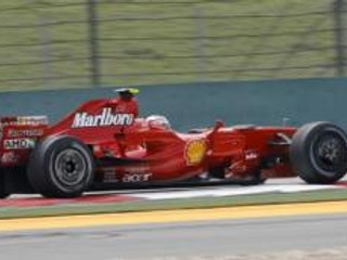 Fín Kimi Räikkönen na Ferrari počas tréningu na Veľkú Cenu Číny