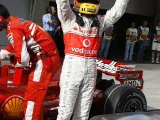 Pilot stajne McLaren Mercedes Lewis Hamilton si vybojoval v Číne už svoju šiestu pole position v sezóne