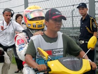 Vedúci jazdec priebežného poradia Lewis Hamilton nedokončil VC Číny a po víťazstve Räikkönena a 2. mieste Alonsa je pred záverečnými pretekmi boj o totul majstra sveta otvorený.