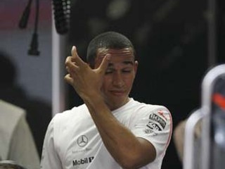 Britský jazdec Lewis Hamilton z tímu McLaren mal na Veľkej cene Číny na dosah titul majstra sveta vo formule 1. Šancu však nevyužil.