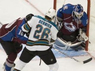 Háč San Jose Steve Bernier (uprostred) v gólovej šanci pred slovenským brankárom Colorada Petrom Budajom (vpravo) a bránený hráčom Colorada Wyattom Smithom (vľavo) v zápase NHL v Denveri 7.októbra 2007.