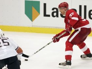 Mikael Samuelsson z Detroitu preniká obranou Edmontonu. Red Wings sa tešili z výhry nad Oilers v pomere 4:2.
