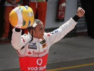 Priebežný líder Lewis Hamilton chce po pretekoch navštíviť hrob Ayrtona Sennu.