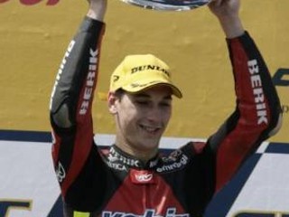 Čech Lukáš Pešek sa teší zo svojho druhého triumfu v kariére v kategórii do 125 cc