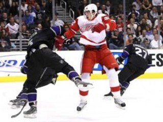 Jack Johnson z Los Angeles Kings (vľavo) bráni Slovákovi Tomášovi Kopeckému z Detroitu Red Wings v zápase NHL 14. októbra 2007 v Los Angeles.