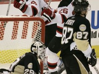 V Pittsburghu v súboji s New Jersey padlo 9 gólov z toho 5 do siete domácich. Na snímke prekonaný brankár domácich Marc-Andre Fleury, za ním radujúca sa dvojica Parise (9) - Eliáš (26).