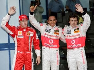 Traja skvelí jazdci, na tróne formuly 1 je však len jedno miesto. Nedeľňajšia Veľká cena Brazílie rozhodne, či sa z titulu majstra sveta bude tešiť (zľava): Fín Kimi Räikkönen z tímu Ferrari, Brit Lewis Hamilton, alebo Španiel Fernando Alonso - obaja z Mc