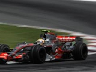 Lewis Hamilton nakoniec nedostal za použitie nedovoleného počtu pneumatík v tréningu penalizáciu.