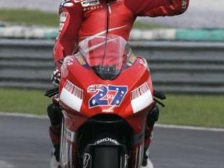 Austrálčan Casey Stoner máva divákom po víťazstve na okruhu Sepang v Malajzii