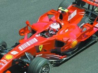 Kimi Räikkönen za volantom ferrari na ceste za svojím prvým titulom majstra sveta. FOTO–SITA/AP