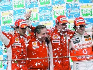 Fernando Alonso (vpravo) z tímu McLaren zapadol na stupni víťazov po Veľkej cene Brazílie medzi radujúcich sa jazdcov a šéfa tímu Ferrari, ktorí oslavovali titul Kimiho Räikkönena. FOTO – SITA/AP