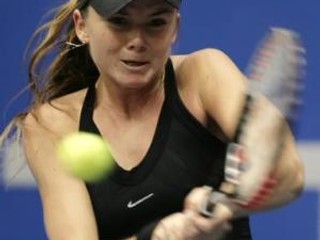 Daniela Hantuchová odvracia úder Gisely Dulkovej v 2. kole turnaja v rakúskom Linzi