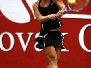 Dominika Cibulková (na snímke) v súboji s Ivetou Benešovou počas Medzinárodných majstrovstiev Slovenska žien v tenise Ritro Slovak Open. Bratislava, 25. október 2007.