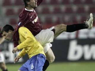 Slovenský záložník Karol Kisel v hlavičkovom súboji so Sebastianom Kollarom v zápase Pohára UEFA medzi Spartou Praha a FC Zurich