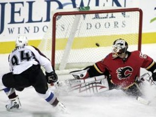 Ryan Smyth z Colorada strieľa víťazný gól do siete Calgary Flames.