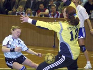 Aj Dagmar Stuparičová (vľavo v súboji s Ukrajinou) je v kádri bratov Popluhárovcov pre kvalifikáciu ME.
