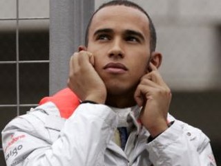 Lewis Hamilton sa už vyjadril, že je pre neho sezóna skončená, o titul majstra sveta udelený za zeleným stolom nestojí. Jeho zamestnávateľ McLaren sa však aj naďalej snaží.