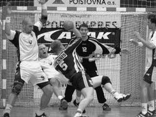 Brankár Richard Štochl likviduje strelu Fína Wellinga. Na oporu maďarského Dunaferru sa pred štartom kvalifikačného turnaja v Breste spolieha i tréner Zoltán Heister.