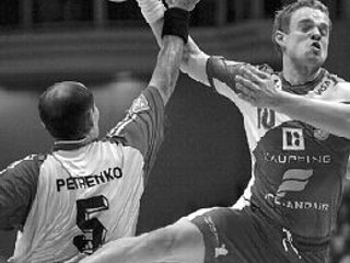 Ukrajinec Jurij Petrenko (vľavo) bráni v streľbe Islanďanovi Snorrimu Gudjonssonovi. Zo stretnutia MS Ukrajina - Island 32:29.
