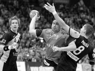 Oliver Roggisch (vľavo) a Sebastian Preiss sa snažia zblokovať pokus Španiela Rolanda Uriosa. Zo štvrťfinále MS v hádzanej Nemecko – Španielsko 27:25.