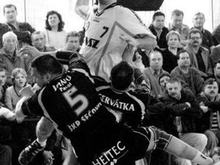 Hala v Sečovciach bývala plná na prasknutie. Archívna fotografia je z roku 2001, keď ŠKP Sečovce obhájil titul.