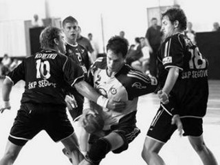 Dvojica sečovských hráčov Korytko (vľavo) a Brutovský sa snažia zastaviť prenikajúceho Košičana Mazáka. Snímka je z extraligového duelu Sečovce – Košice.