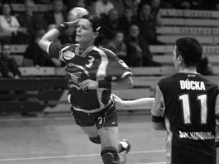 Alžbeta Tóthová (s loptou) nastrieľala španielskemu tímu Orsan Elda 10 gólov, no Michalovce v prvom zápase osemfinále Pohára EHF prehrali 24:35.