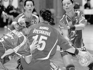 Michalovskú obranu zamestnáva hádzanárka Banskej Bystrice Petra Štetáková.