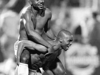 Xavir Darceo (hore) a Xavir Anderson oslavujú po výhre 1:0 nad CSKA Moskva nečakaný postup Maccabi Haifa do osemfinále Pohára UEFA.