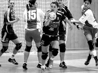 Zuzana Drotárová (na snímke vpravo z ligového duelu s Banskou Bystricou) je jednou z troch debutujúcich hráčok, ktoré Tomáš Kuťka nominoval na reprezentačný turnaj O štít mesta Cheb. V nominácii figuruje aj Bystričanka Petra Štetáková (druhá sprava).