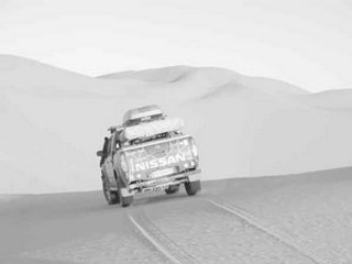 Diaľková rely Budapešť - Bamako viedla cez Európu, Maroko a Západnú Saharu, Mauretániu a Mali .Auto víťazov medzi dunami piesku.