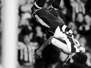 Gólové salto Obafemi Martinsa po góle v sieti Alkmaaru. Newcastle United zdolal v prvom osemfinále Pohára UEFA holandský tím 4:2, Martin si podobné salto mohol vychutnať dva razy.