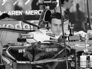 Fernando Alonso nastupuje do vozidla mclaren. Aj v novom tíme bude jazdiť s číslom 1, ktoré patrí majstrovi sveta.