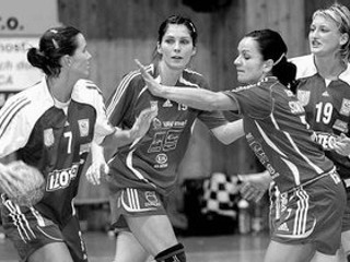 Lucia Tobiašová (druhá zľava) bola s 9 gólmi najlepšou strelkyňou Banskej Bystrice v pohárovom zápase v Niši. Na snímke zo stretnutia s Olomoucom je druhá sprava Zdenka Szabová.