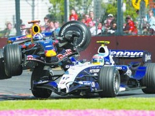 David Coulthard pri svojom prelete nad Rakúšanom Alexom Wurzom na VC Austrálie.