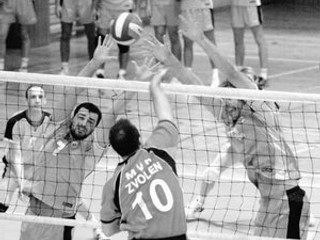 Zvolenčan Beskydiar smečuje cez prešovský dvojblok Škvarek (vľavo) – Sopko. Prešov postúpil do semifinále extraligy.