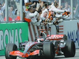 Členovia tímu McLaren vítajú v cieli Veľkej ceny v malajzijskom Sepangu víťazného jazdca Fernanda Alonsa.