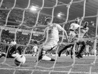 Sevillský útočník Kanouté (vpravo) prekonáva brankára Robin­so­na. Sevilla po remíze na ihrisku Tottenhamu postúpila do semi­fi­ná­­le Pohára UEFA.