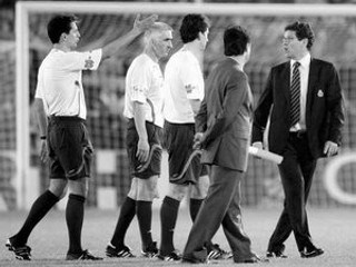 Rozhodca súboja Santander – Real Madrid vykazuje z trávnika nasrdeného kouča hostí Fabia Capella (vpravo).