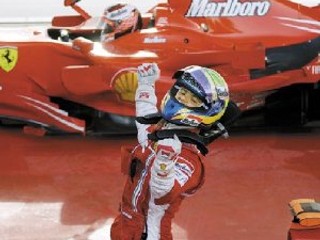 Brazílčan Felipe Massa sa teší v cieli po víťazstve na VC Bahrajnu formuly 1. Vzadu je jeho tímový kolega z Ferrari Kimi Räikkönen (Fínsko), ktorý skončil tretí. Druhé miesto patrilo nováčikovi Lewisovi Hamiltonovi (V. Brit., McLaren).