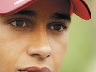 Úspešný nováčik nemá rád prirovnanie, že je Tigerom Woodsom formuly 1. "Som Lewis Hamiltom, som úplne iný," vravel v Bahrajne.