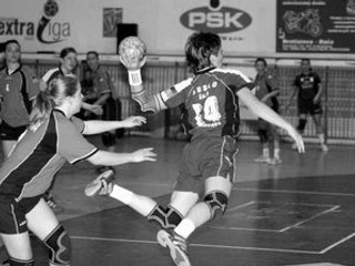 Strelecký pokus Jakubisovej zo Šale v stretnutí s ŠKP Štart Bratislava. Duslo vyhralo v Bratislave 30:23.